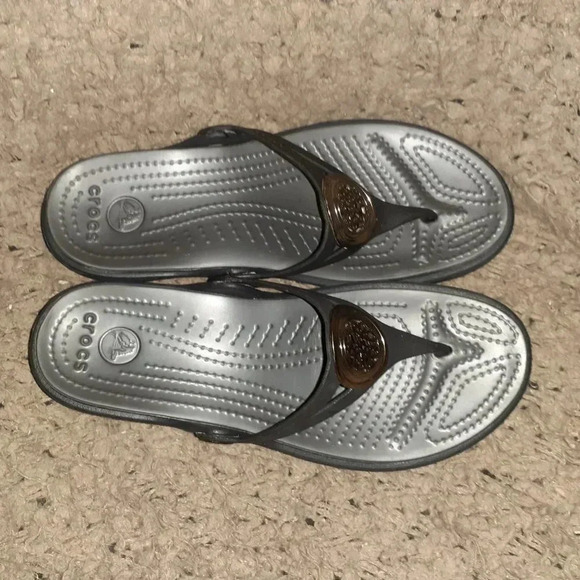 CROCS-Sanrah- Metallic Medallion Sandals-Black Thong Wedge-Sz 6-Near Mint - Picture 6 of 7